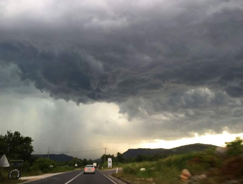 Ciclonul LOVEȘTE România și vremea se schimbă RADICAL! Când scăpăm de ploi