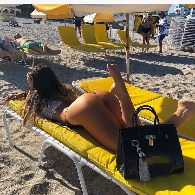 UNA PE ZI! Claudia, cea mai sexy fană a lui AC Milan, a renunțat aproape complet la haine