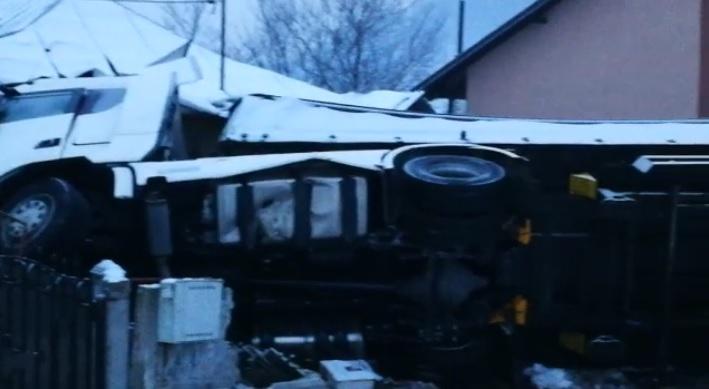 Imagini șocante! Un TIR s-a răsturnat și a intrat cu viteză într-o casă locuită