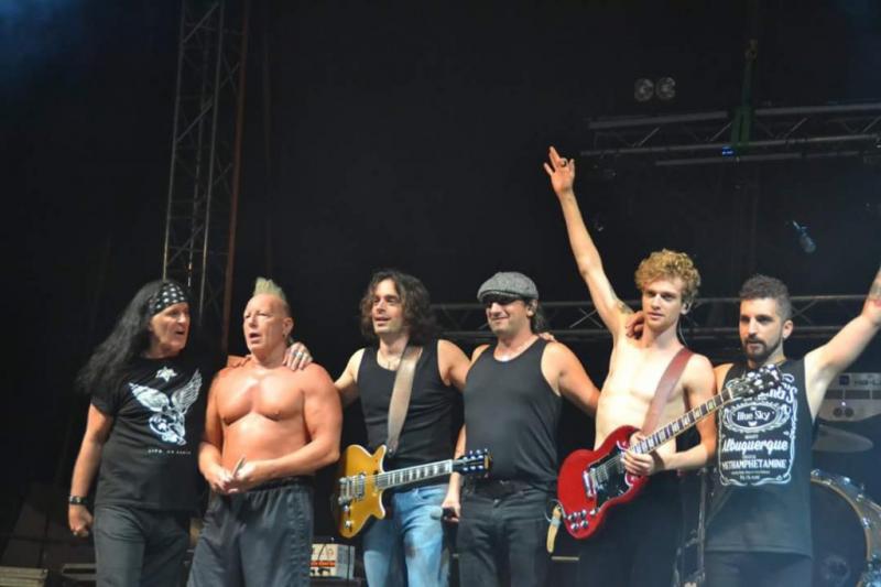 Primul solist AC/DC se relansează la nivel mondial cu o trupă românească
