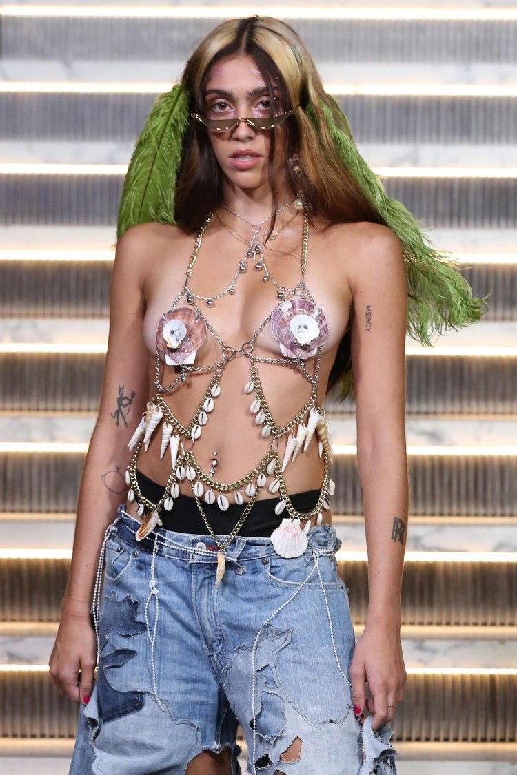 Madonna a făcut public o poză senzuală cu fiica sa Lourdes în bikini! Imaginea a făcut senzație în rândul internauților!