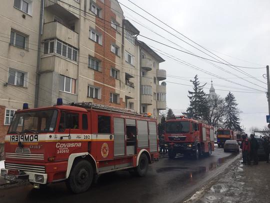 Un bloc arde ca o torță! Incendiul a pornit din cauza unei greșeli făcute de mulți locatari