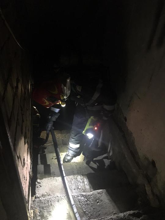 Un bloc arde ca o torță! Incendiul a pornit din cauza unei greșeli făcute de mulți locatari