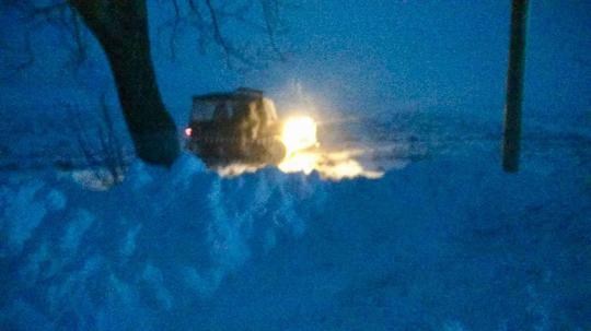 Imagini apocaliptice! Toată Moldova e îngropată în zăpadă: Se circulă cu șenilatele, după ce mașinile au fost înghițite de nămeți