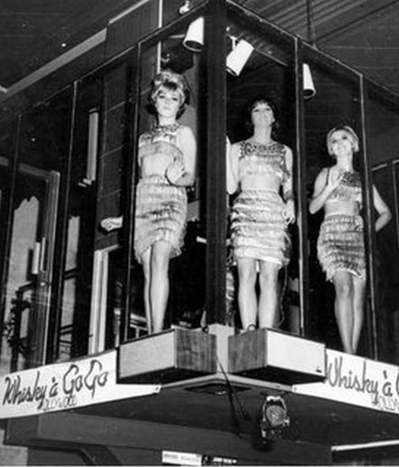 Imagini de colecție cu prima discotecă din lume. Dansatoarele erau închise în cuști și purtau fuste mini