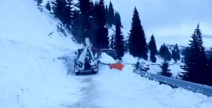 Ultima oră! Avalanșă pe un drum județean din Dâmbovița: Mașini la un pas să fie înghițite de zăpadă