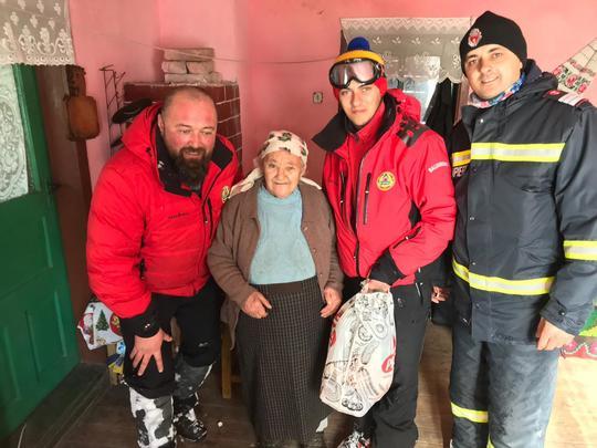 Imagini emoționante! Bătrâni izolați de nămeți, rămași fără hrană, ajutați de pompieri și polițiști. Au ajuns la ei cu șenilatele