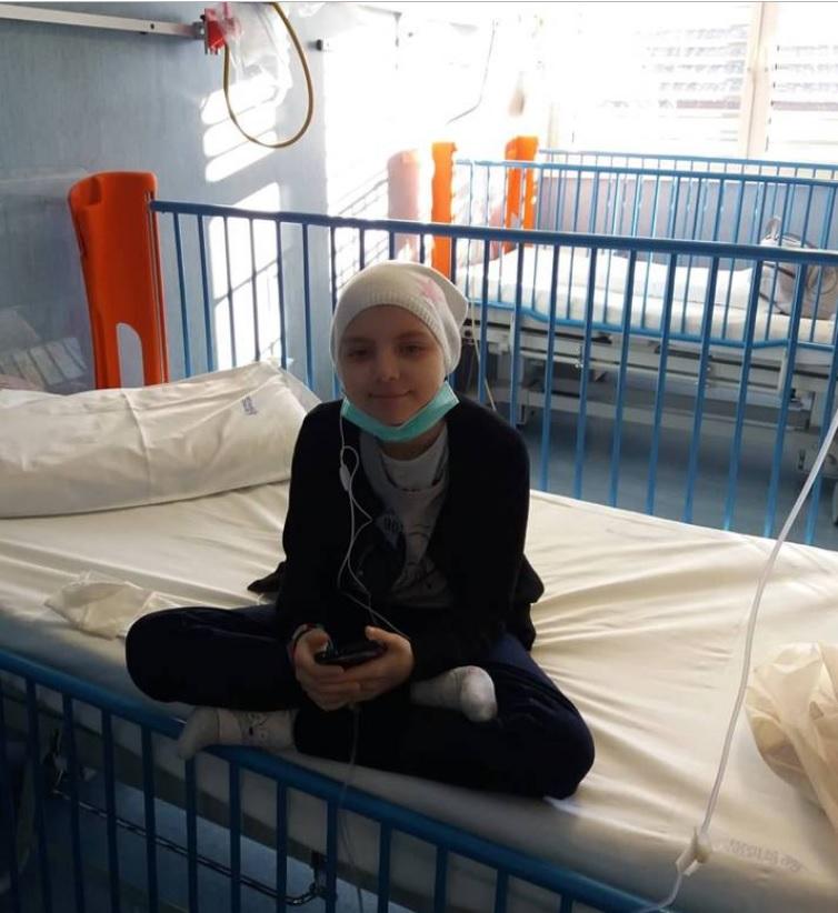 Se roagă zilnic "să meargă la Dumnezeu, că acolo nu doare". Diana, fetița de 11 ani cu venele arse de citostatice