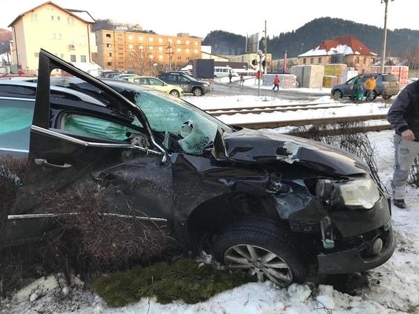 Accident cumplit! O mașină a fost lovită de tren și doi tineri au ajuns de urgență la spital (FOTO)
