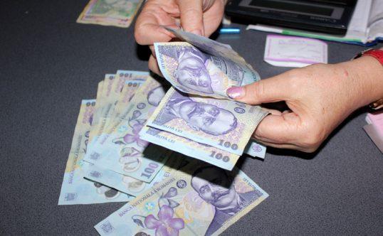 Salarii și pensii tăiate! Românii riscă să rămână fără sume importante de bani