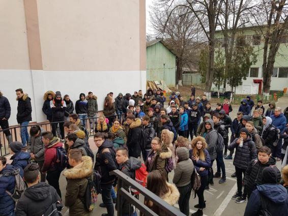 Ultim omagiu adus celor doi elevi omorâți în Tulcea de către un șofer beat. Sute de prieteni, colegi și profesori i-au plâns astăzi pe cei doi băieți