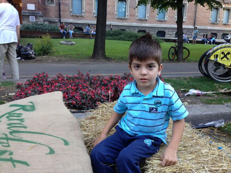 ”Bună, sunt Ioan. Iubesc fotbalul, dar nu-mi pot folosi picioarele. Vreau să dau măcar o pasă!”