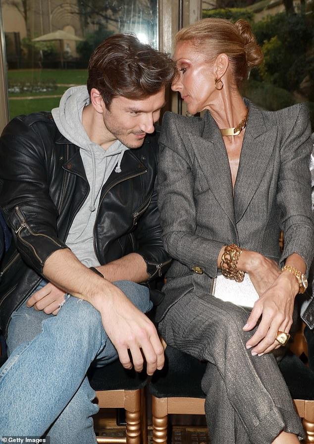 Fermecătoare și îndrăgostită! Celine Dion a făcut furori la cel mai important eveniment de modă din Paris! Cum s-a afișat cântăreața la brațul iubitului ei de 34 de ani!