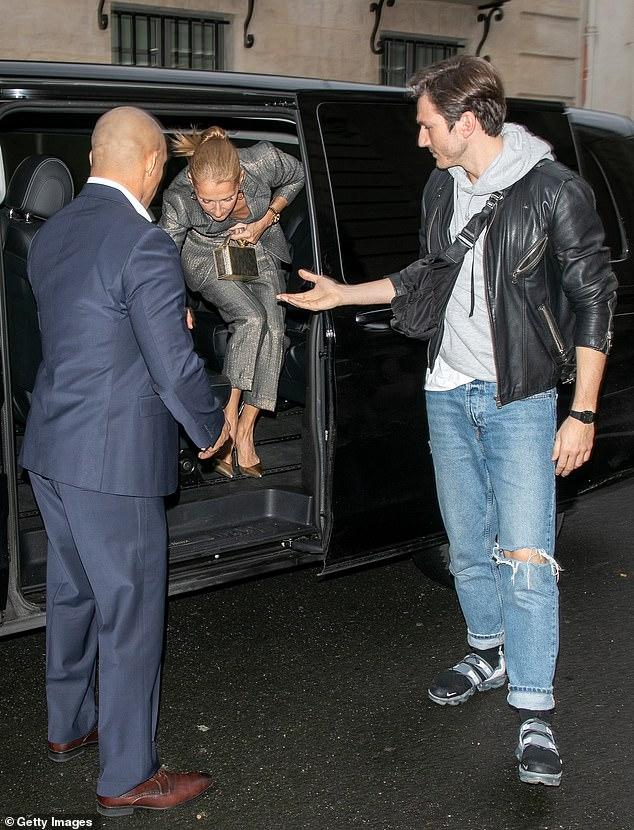 Fermecătoare și îndrăgostită! Celine Dion a făcut furori la cel mai important eveniment de modă din Paris! Cum s-a afișat cântăreața la brațul iubitului ei de 34 de ani!