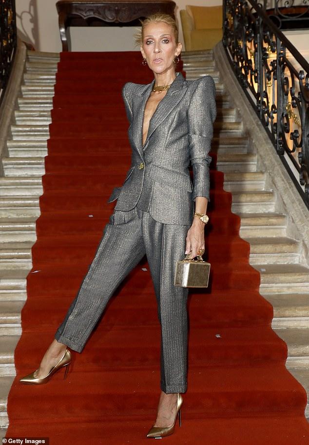 Fermecătoare și îndrăgostită! Celine Dion a făcut furori la cel mai important eveniment de modă din Paris! Cum s-a afișat cântăreața la brațul iubitului ei de 34 de ani!