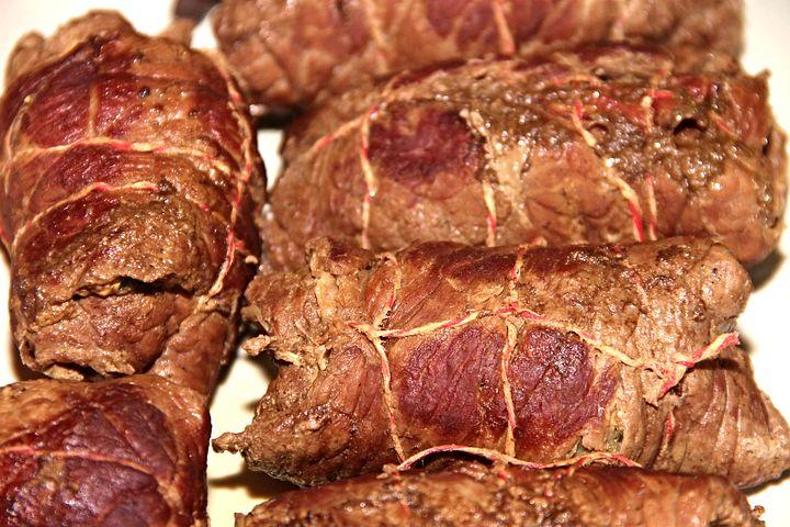 Ruladă din carne de porc cu legume, în sos de roșii