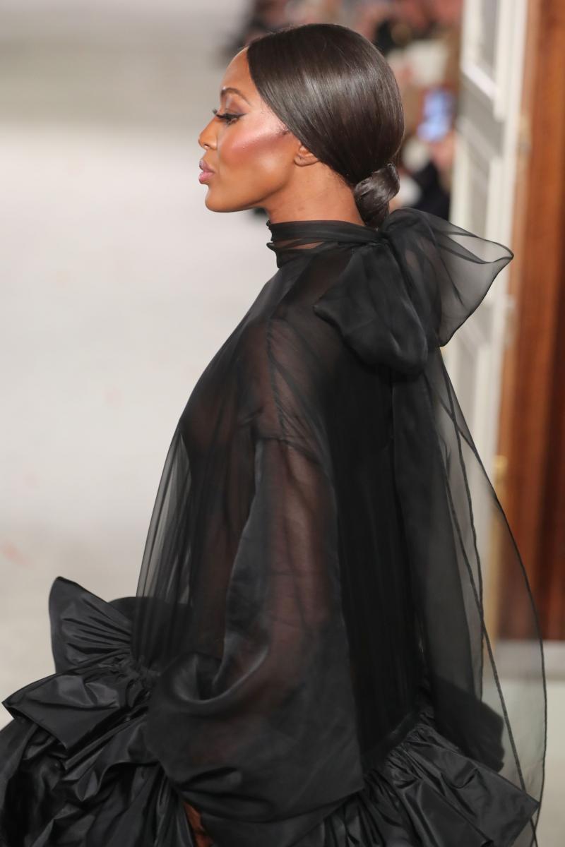 Ce apariție! La 48 de ani, Naomi Campbell a revenit pe podium, în cea mai „transparentă” creație a casei Valentino