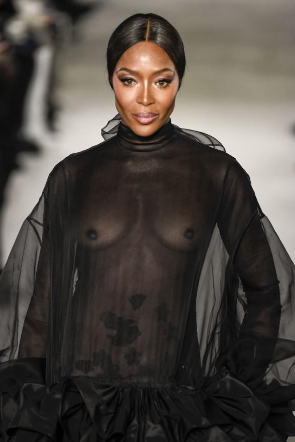 Ce apariție! La 48 de ani, Naomi Campbell a revenit pe podium, în cea mai „transparentă” creație a casei Valentino