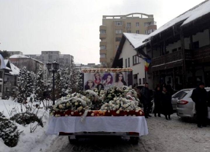 Durere nemărginită și izvor nesecat de lacrimi la înmormântarea Gabrielei Rîpan, studenta moartă într-un accident de mașină. Imagini cu puternic impact emoțional