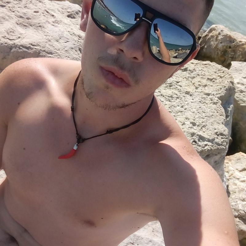 Ei sunt cei doi adolescenți care au călcat în picioare un copil în Botoșani: "Îl știu, e poamă rea ca taică-su!"