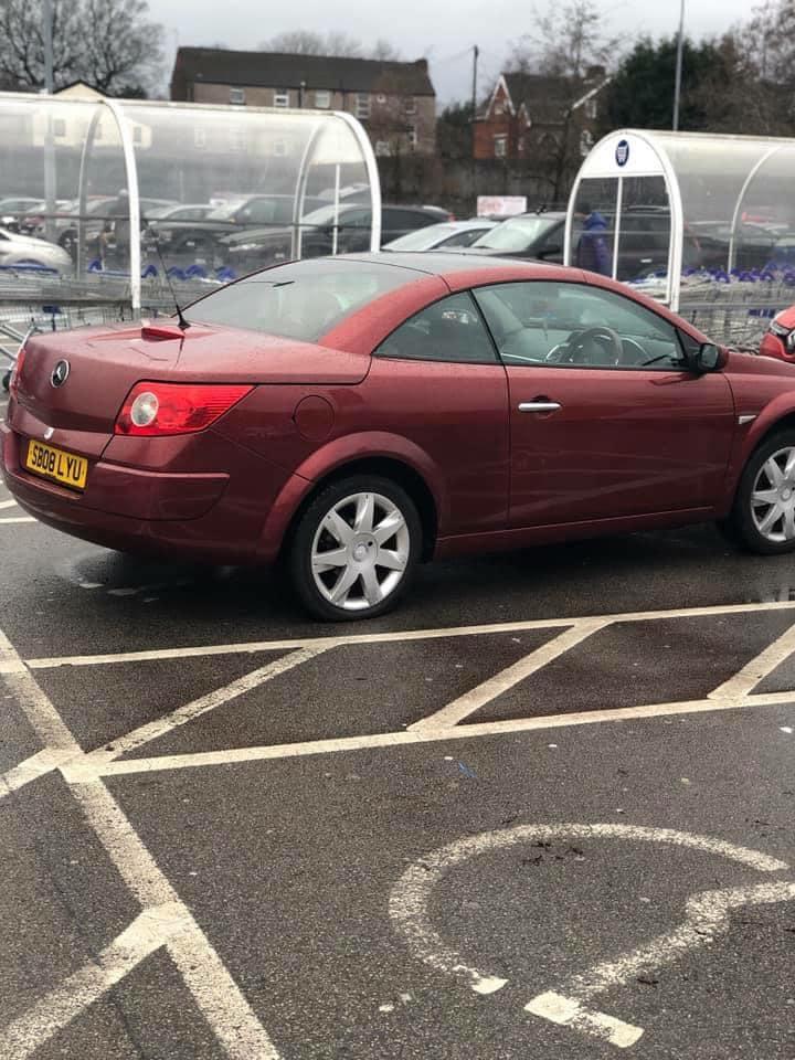 „Ai parcat ca un bou! Vezi că ți s-a dezlipit și sigla din carton de la Merțan!” Ce n-ar face un băiețaș șmecher ca să aibă un bolid