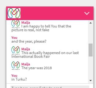 Poți privi? Președintele Finlandei stă pe scări, la o lansare de carte. ”Ne cerem scuze, se terminaseră scaunele!”
