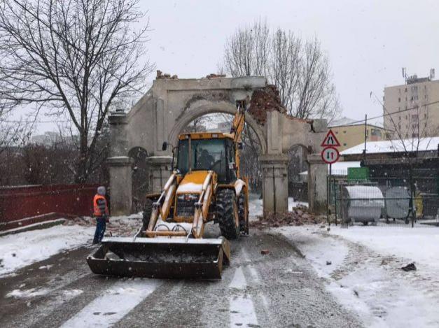 Istorie ștearsă cu buldozerul! Un simbol al suferinței românilor, distrus pentru că „îngreuna traficul rutier”