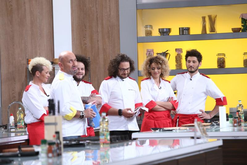 Chefi la cuțite. Tensiuni maxime, îmbrâncire între chefi și o probă ce a pus într-o încurcătură fantastică mulți concurenți