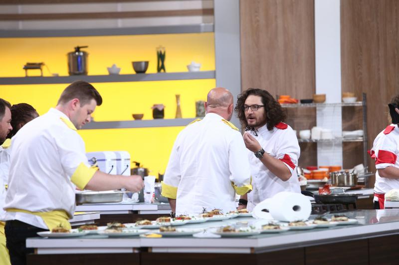 Chefi la cuțite. Tensiuni maxime, îmbrâncire între chefi și o probă ce a pus într-o încurcătură fantastică mulți concurenți