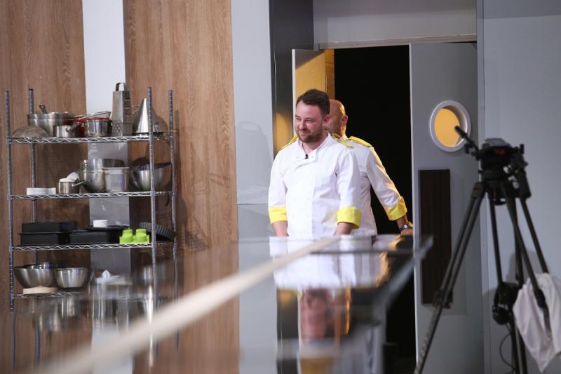 Chef Cătălin Scărlătescu a pierdut primul concurent din echipa galbenă, aseară, la „Chefi la cuțite”