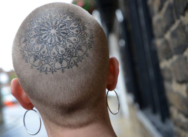 Interzis minorilor! Și-a făcut cel mai indecent tatuaj pe creștetul capului! Motivul este extraordinar! Foto
