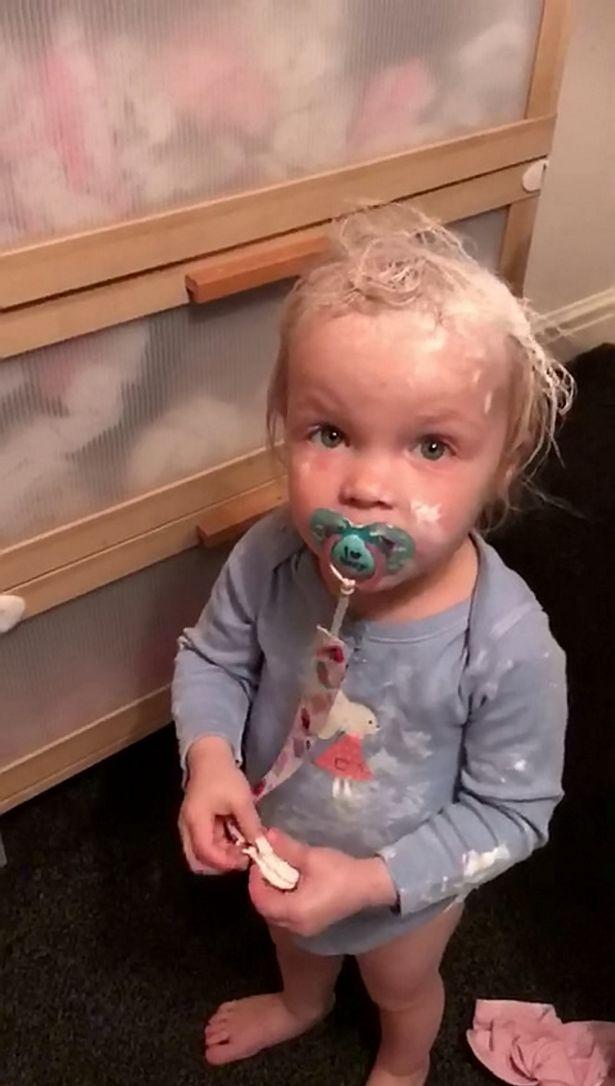 Mama a crezut că bebelușii dorm, dar a simțit un miros ciudat! A trăit un șoc când a deschis ușa camerei