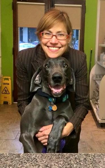 Abandonat în stradă, a mâncat pietre și crengi pentru a supravieţui. „M-am trezit cu el în patul meu, cu capul sprijinit uşor pe piept."