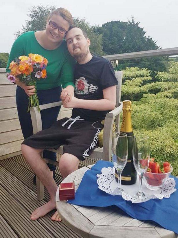 Ultima dorință a unui tânăr bolnav de cancer a fost îndeplinită de zeci de necunoscuți: „Am să le mulțumesc până îmi voi da ultima suflare”