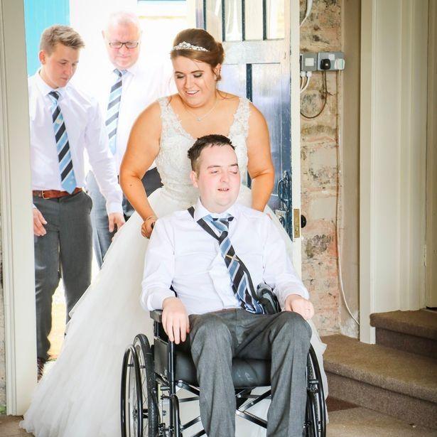 Ultima dorință a unui tânăr bolnav de cancer a fost îndeplinită de zeci de necunoscuți: „Am să le mulțumesc până îmi voi da ultima suflare”