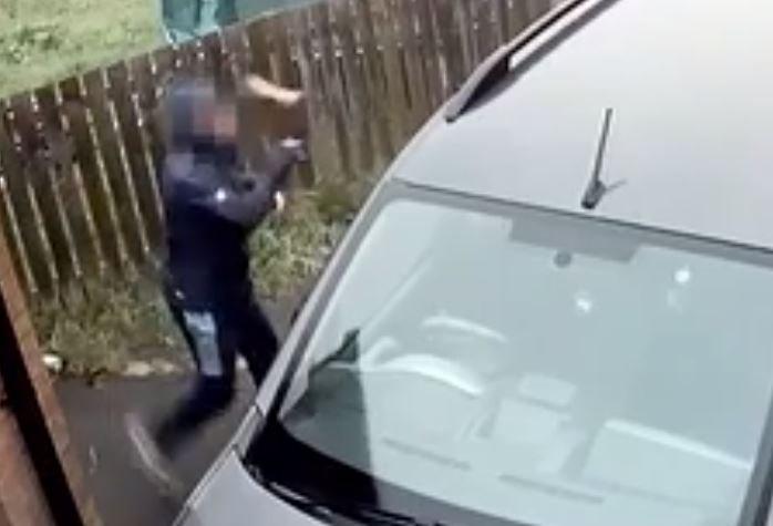 A încercat să spargă o mașină, dar a primit o cărămidă direct în față! Gafa pe care a făcut-o un hoț nepriceput - VIDEO