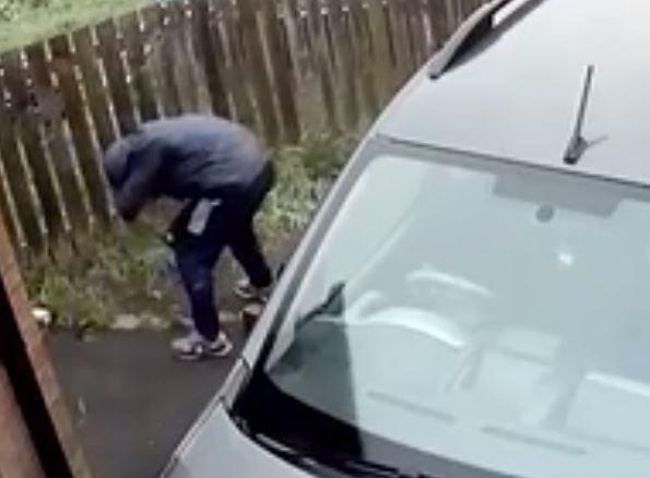 A încercat să spargă o mașină, dar a primit o cărămidă direct în față! Gafa pe care a făcut-o un hoț nepriceput - VIDEO