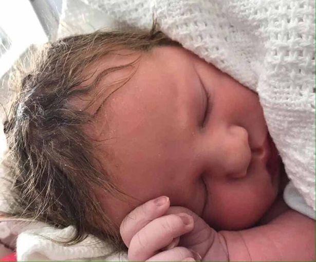 A obosit să îl aștepte pe bărbatul visurilor ei și a apelat la un donator ca să devină mamă. Când a născut, a suferit un șoc! „Arăta de parcă…”