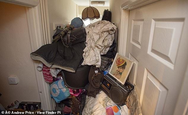 Are 70 de ani, dar va fi aruncată în stradă, cu cele trei pisici ale ei! Motivul este de necrezut! „Tot ce îmi doresc este să stau liniștită în casa mea”