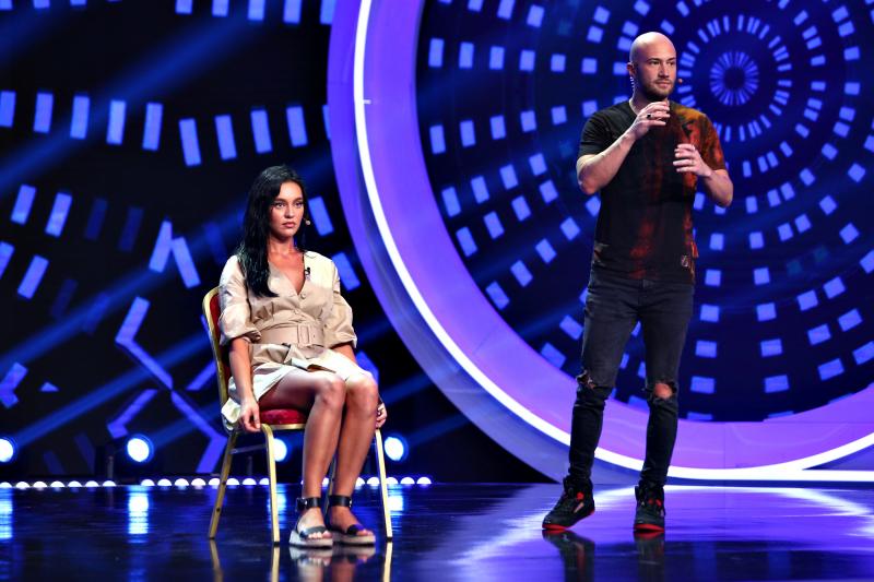 Andrei Voicu,  spectacol inedit de hipnoză adresat lui Mihai Bendeac! Juratul a încercat să profite de o brunetă superbă aflată în transă!