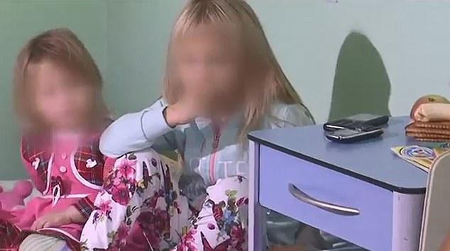 Două copile, la un pas de moarte, după ce tatăl lor le-a pus vin în loc de lapte în biberon: „Le-am găsit pe stradă, leșinaseră”