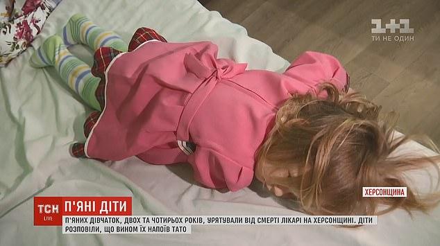 Două copile, la un pas de moarte, după ce tatăl lor le-a pus vin în loc de lapte în biberon: „Le-am găsit pe stradă, leșinaseră”