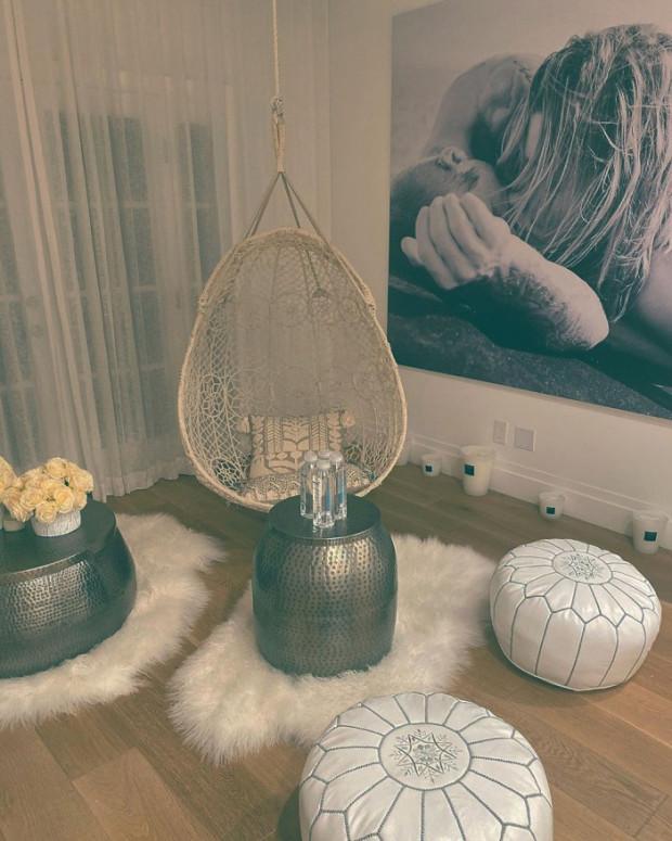 Cum arată „cuibușorul de nebunii” al lui Justin Bieber și al soției lui. Cum și-a fotografiat partenera în intimitatea casei lor - Galerie foto