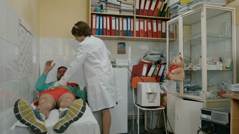 În „Mangalița”, primarul vrea să-și dea afară secretara, iar soțul directoarei economice se înscrie, pe furiș, la școală