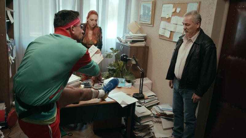 În „Mangalița”, primarul vrea să-și dea afară secretara, iar soțul directoarei economice se înscrie, pe furiș, la școală