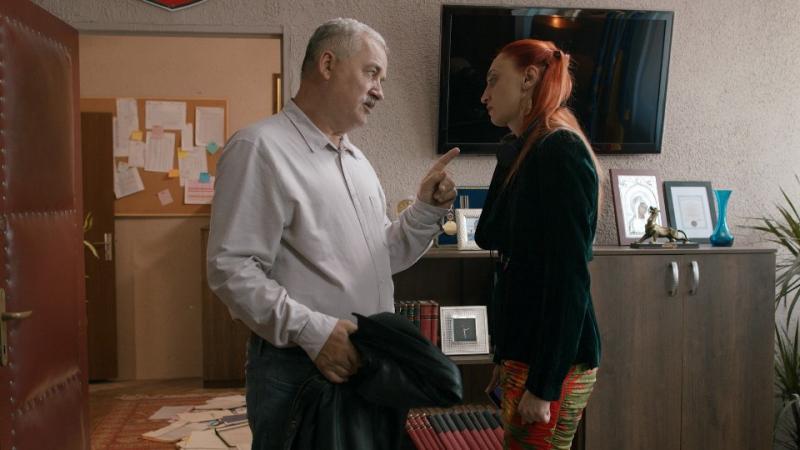 În „Mangalița”, primarul vrea să-și dea afară secretara, iar soțul directoarei economice se înscrie, pe furiș, la școală