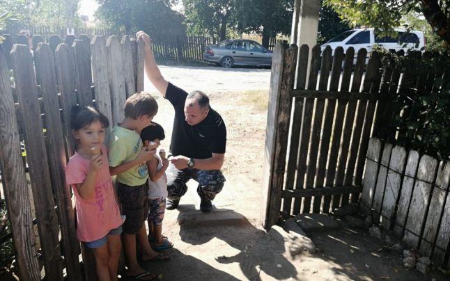 Cristi Stan este „înger păzitor în uniformă” pentru patru copii săraci, rămași orfani: „Sunt sărmani până la Dumnezeu, dar o forţă interioară îi face pe toţi să meargă mai departe”