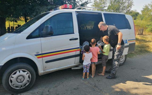 Cristi Stan este „înger păzitor în uniformă” pentru patru copii săraci, rămași orfani: „Sunt sărmani până la Dumnezeu, dar o forţă interioară îi face pe toţi să meargă mai departe”