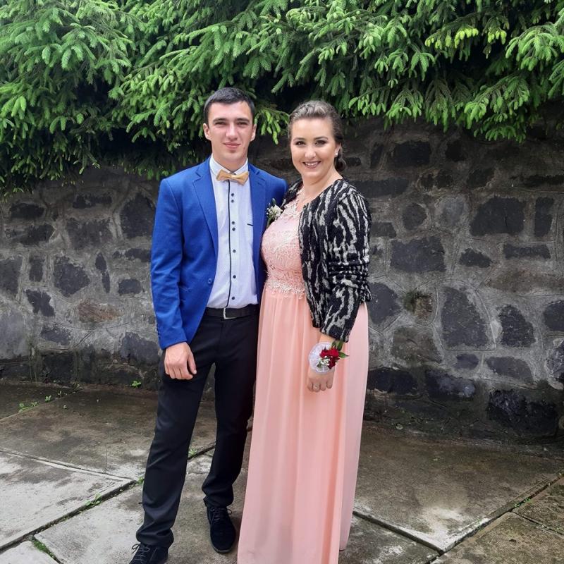 Ei sunt cei doi logodnici uciși în accidentul de sâmbătă noapte. Adina și Lucian așteptau un copil și se pregăteau de nuntă: „Sâmbată aveau cununia...”