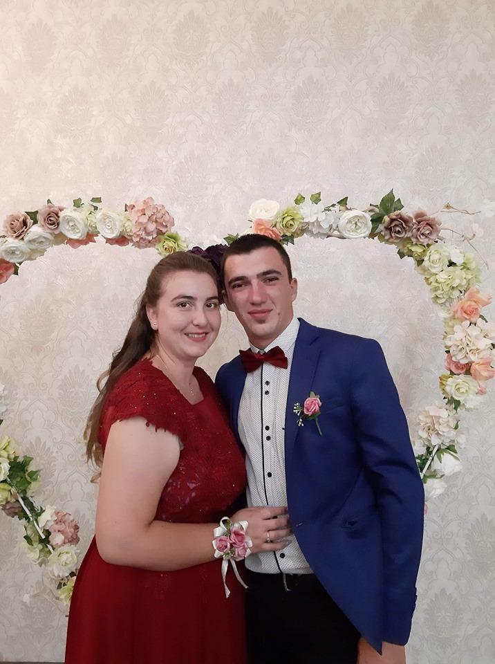 Ei sunt cei doi logodnici uciși în accidentul de sâmbătă noapte. Adina și Lucian așteptau un copil și se pregăteau de nuntă: „Sâmbată aveau cununia...”